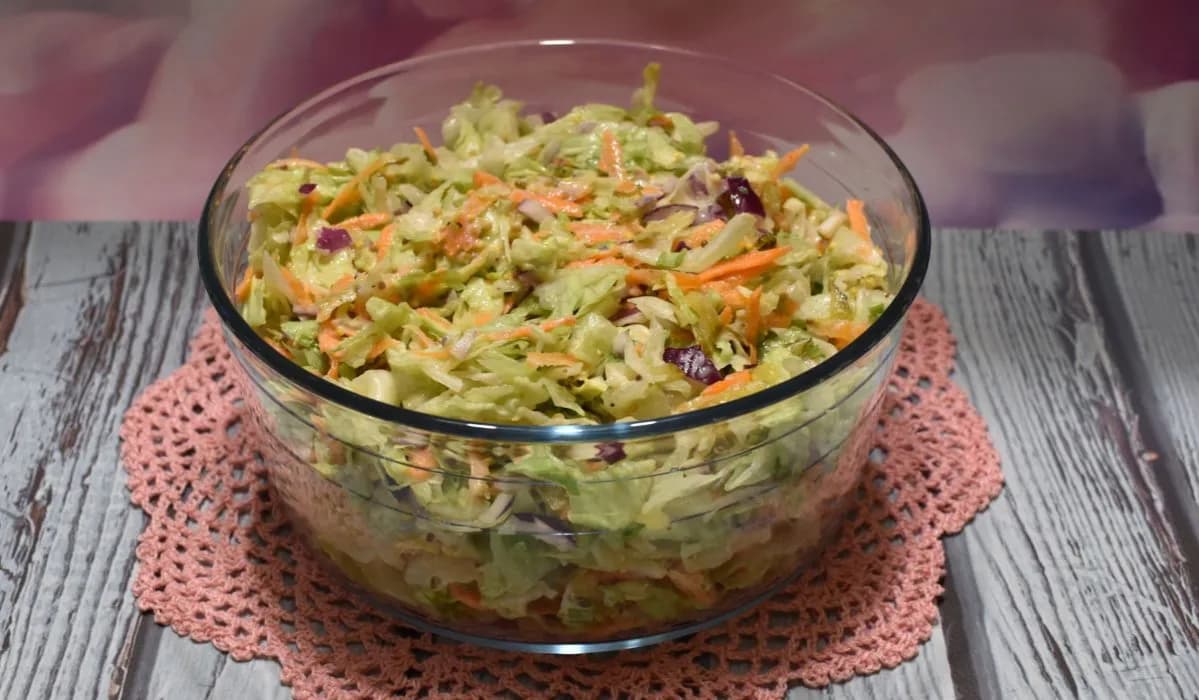 Jaką surówkę do gulaszu wybrać, by zaskoczyć gości?