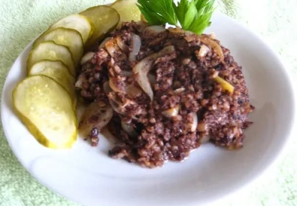 Jak usmażyć kaszankę z cebulą, by była chrupiąca i smaczna