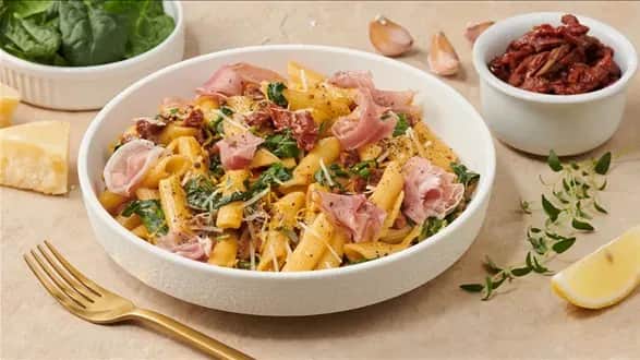 Co można zrobić z ugotowanym makaronem? 10 zaskakujących przepisów