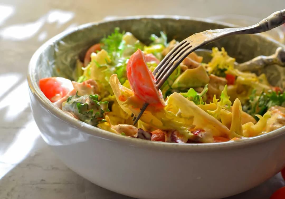 Jaką surówkę z sałaty lodowej przygotować, by zaskoczyć gości?