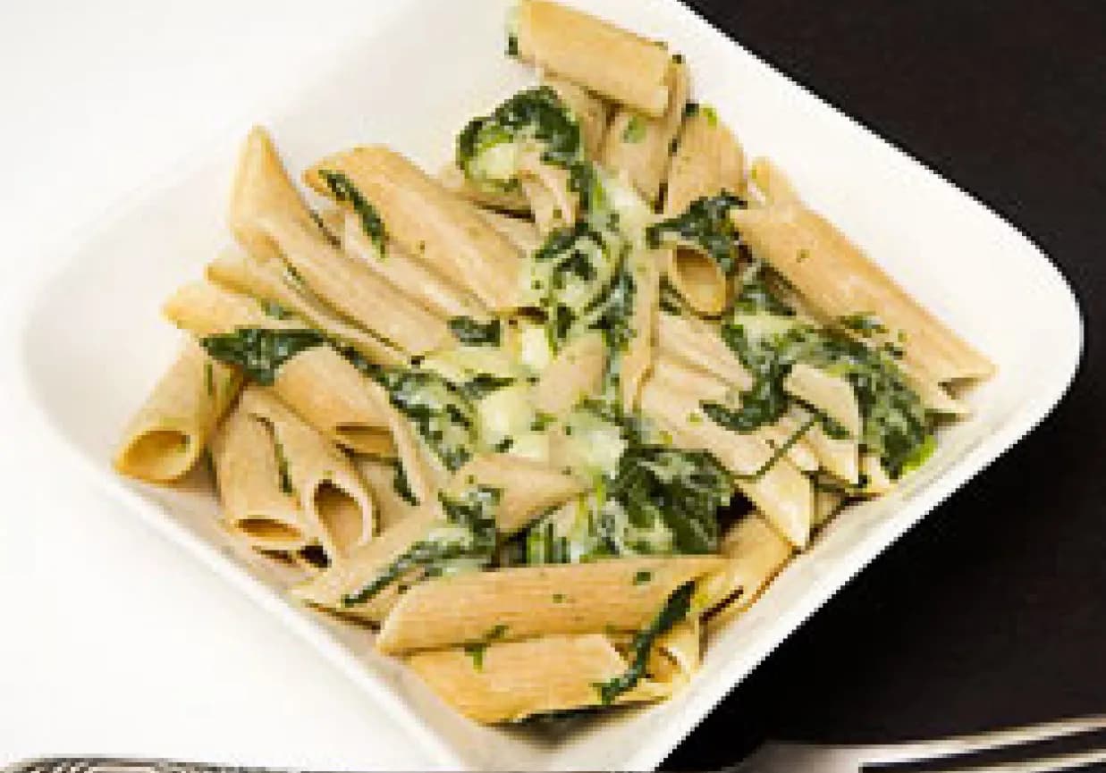 Prosty przepis na penne ze szpinakiem w sosie śmietanowo-serowym – smaczny obiad w 30 minut