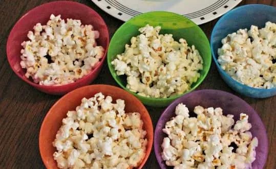 Prosty sposób na idealny popcorn z mikrofalówki bez spalenia
