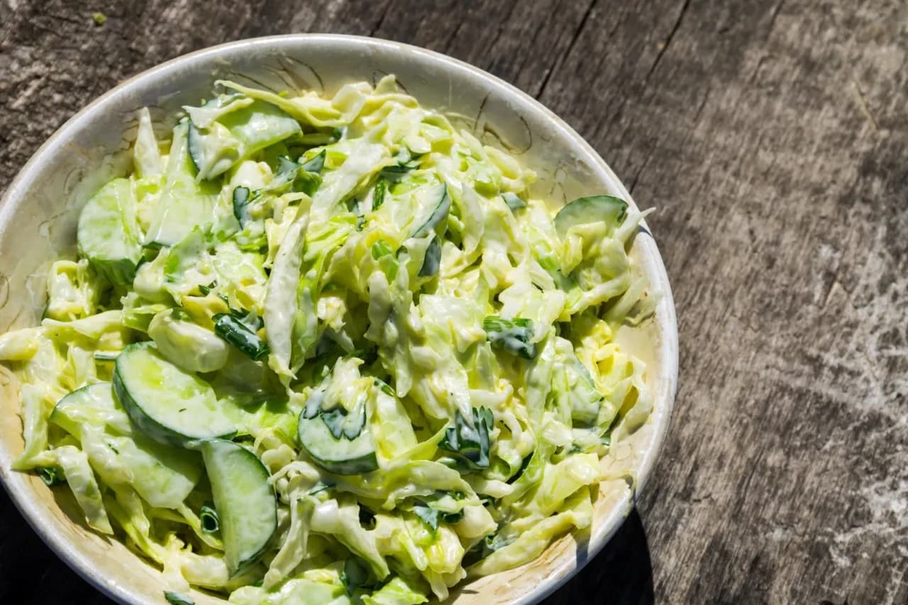 Jak zrobić surówkę z pekinki w 15 minut – prosty przepis na sałatkę