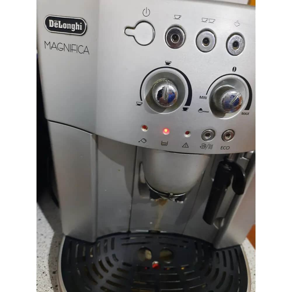 Jak zresetować ekspres do kawy DeLonghi i uniknąć problemów z działaniem