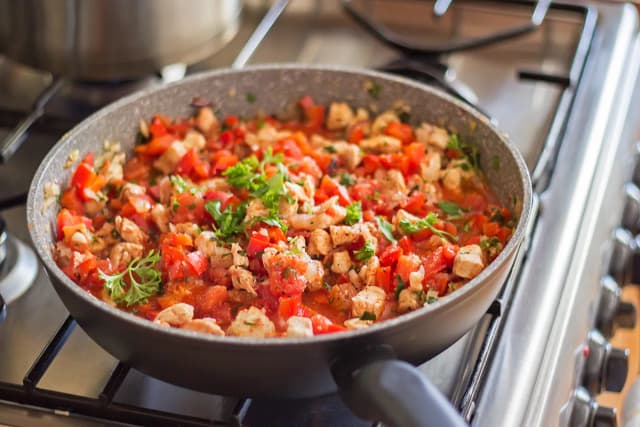 Prosty przepis na makaron penne z kurczakiem – smaczny obiad w 30 minut