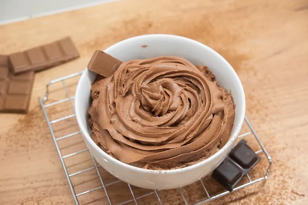 Jak zrobić krem czekoladowy do tortu: 3 proste przepisy