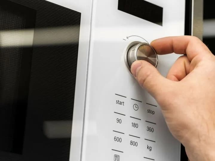 Jak włączyć rozmrażanie w mikrofali: 5 prostych kroków