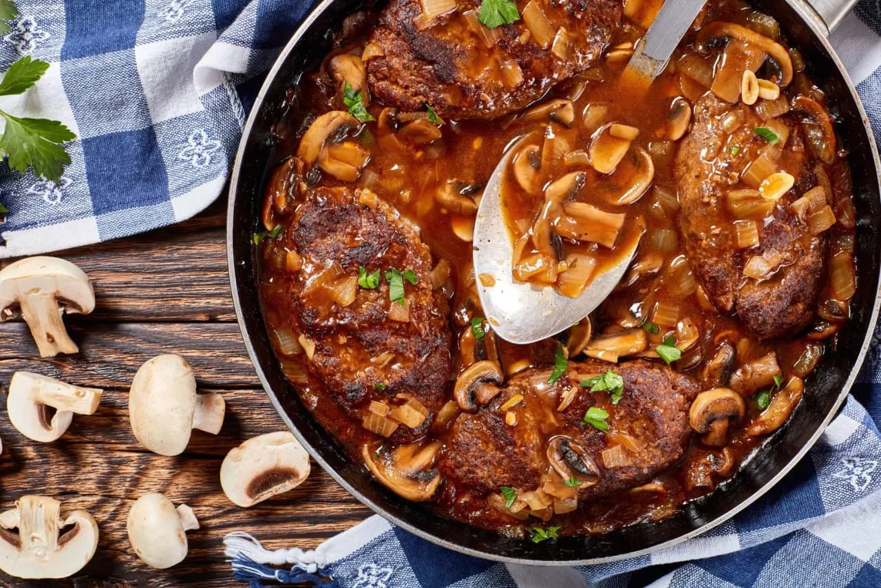 Bitki wołowe w sosie grzybowym: przepis na idealne danie obiadowe