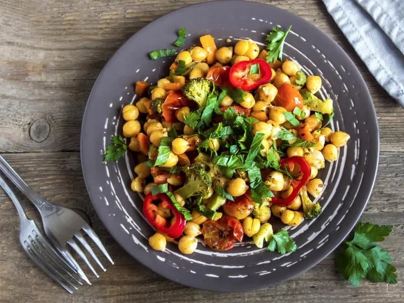 Co zrobić z ugotowanej ciecierzycy? 10 pysznych przepisów, które zaskoczą