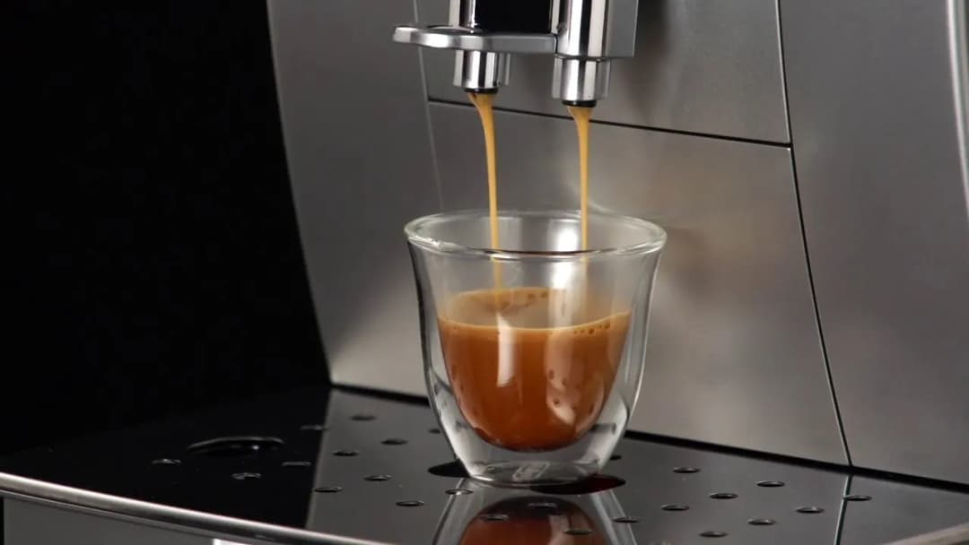 Jak zrobić kawę w ekspresie ciśnieniowym Delonghi - proste kroki do smaku