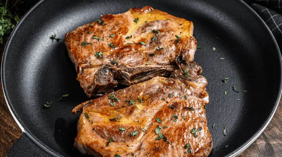 Jak idealnie smażyć karkówkę na patelni, unikając przypalenia