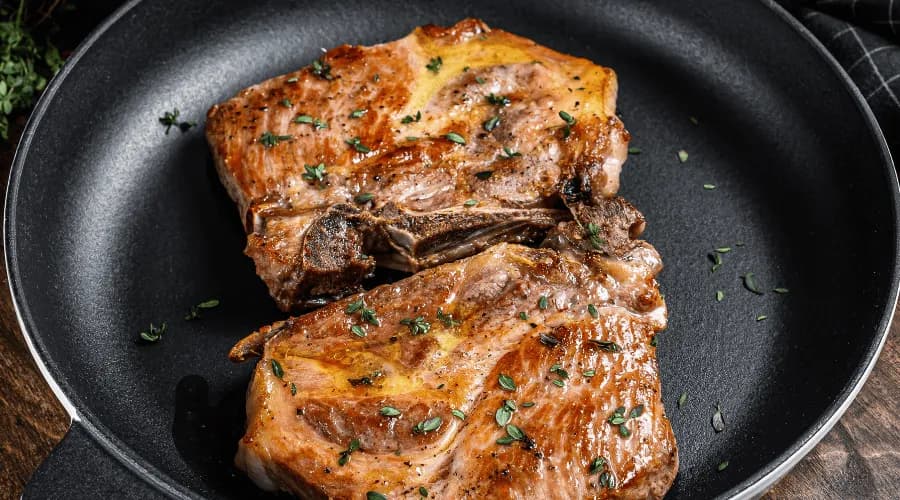 Jak idealnie smażyć karkówkę na patelni, unikając przypalenia
